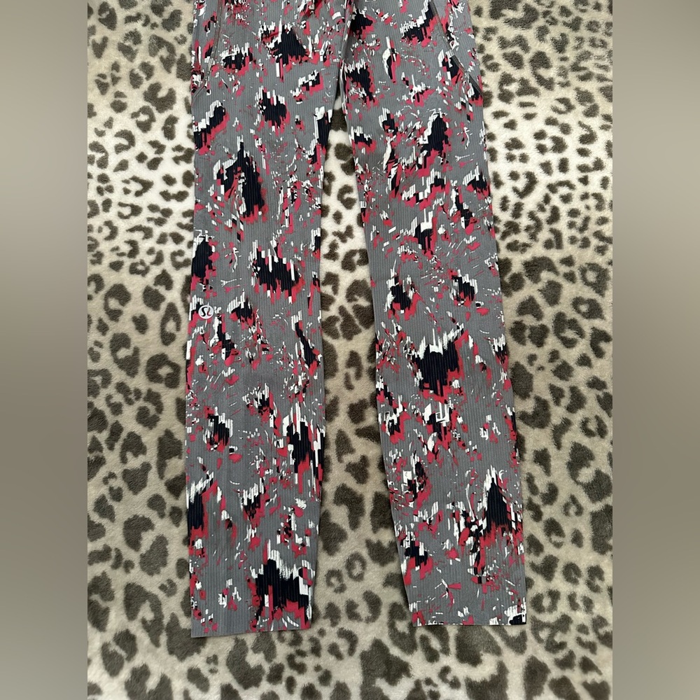 Lululemon Floral Fast And Free HR
Tight 25" Size 2 in Floral with Side Pockets - Picture 14 of 17